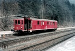 Der 1960 aus einem Fahrzeug der Baureihe VT 38 (VT 38 002, DRG VT 137 158) umgebaute Tunnelmesswagen "Karlsruhe 6210". Mit seinen 55 Tastarmen konnte das Lichtraumprofil bestimmt und mit dem Erdungsstromabnehmer auch die Fahrdrahthöhe gemessen werden.1968 erfolgte die computergerechte Umnummerung in 712 001-5, hier im Bahnhof Triberg auf der Schwarzwaldbahn. (04.1972) <i>Foto: Heinz Hangarter</i>