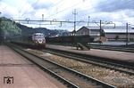 Eher selten sind Farbaufnahmen des VT 10 551 in der Schweiz, der als Ft 49/50 "Komet" dreimal wöchentlich zwischen Zürich und Hamburg-Altona verkehrte und hier den Bahnhof Wettingen durchfährt. (1955) <i>Foto: Heinz Hangarter</i>