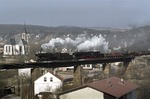 052 230 + 051 446 (50 2230 + 50 1446) befördern den Flüssigeisenzug Dg 48547 über die deutsch-französische Grenze bei Niedaltdorf. (11.03.1976) <i>Foto: Peter Schiffer</i>