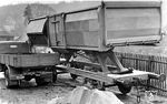 Nach dem Krieg wurde viel mit Wagen experimentiert, deren Wagenkasten weitgehend dem eines klassischen offenen Güterwagens entsprach, aber komplett hydraulisch angehoben und gekippt werden konnte. Letztlich war aber der Einsatz von Fz- bzw. Fc-Wagen wirtschaftlicher.  (1957) <i>Foto: H. Brunotte</i>