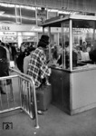 Die Bahnsteigsperre in München Hbf wirkt schon moderner als die Altonaer Sperre von 1955 (vgl. Bild-Nr. 4230). Auch die Mode hat sich dem Zeitkolorit der frühen 1960er Jahre angepasst. (01.06.1962) <i>Foto: Walter Hollnagel</i>