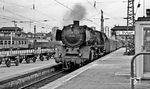01 168 läuft vor D 148 aus Nürnberg auf Gleis 11 des Stuttgarter Hbf ein. (23.08.1967) <i>Foto: Burkhard Wollny</i>