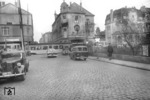 Die Bahnübergänge in Bonn an der linken Rheinstrecke sind seit jeher ein ständiges Ärgernis der Bürger, da sie je nach Zuglage mehr geschlossen als offen sind. Hier der Bahnübergang an der Kaiserstraße in der südlichen Ausfahrt des Bonner Hauptbahnhofs mit noch mäßigen Straßenverkehr.  (04.1953) <i>Foto: Fischer</i>
