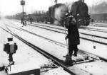 Das Auftauen und Reinigen der Weichen im Winter war und ist eine Grundvoraussetzung für einen funktionierenden Eisenbahnbetrieb. Hier werden im ersten Kriegswinter die Weichen im Bahnhof Hamburg-Rothenburgsort vom Schnee befreit, während 94 1094 auf Ausfahrt wartet. (1940) <i>Foto: Walter Hollnagel</i>