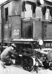 Letzte Vorbereitungen für eine Fahrt mit einer E 17 in den Weihnachtsabend. (24.12.1937) <i>Foto: RVM</i>
