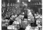 Hochbetrieb in der Paketversandstelle des Anhalter Güterbahnhofs in Berlin. (1938) <i>Foto: RVM</i>