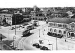 Blick auf den alten Heidelberger Hauptbahnhof, der 1840 zunächst als Kopfbahnhof für die Eisenbahnstrecke nach Mannheim (Bildmitte), später mit einem Durchgangsteil (1862) für die Strecke nach Heilbronn erweitert wurde (links). Im Mai 1955 wurde ein neuer Hauptbahnhof als reiner Durchgangsbahnhof etwa 1 km westlich des Standorts des alten Bahnhofs eröffnet. (1934) <i>Foto: RVM</i>