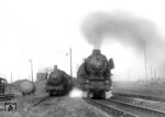01 1103 passiert mit einem Schnellzug aus Frankfurt die am Bw Hanau abgestellte 38 2060. (20.03.1958) <i>Foto: Ron Amberger</i>