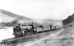 17 039 vor FD 263 auf dem Weg durchs Rheintal bei Bacharach. (1927) <i>Foto: Hermann Maey</i>