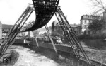 Klassisches Wuppertal-Motiv mit 17 086 vor E 378 und der Schwebebahnstrecke in Wuppertal-Barmen. (1937) <i>Foto: DLA Darmstadt</i>