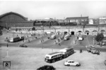 Blick auf die Ostausfahrt des Kölner Hbf. Der Busbahnhof befindet sich heute auf der anderen Seite des Bahnhofs. Das Museum Ludwig versperrt diese schöne Ansicht. (1955) <i>Foto: Fischer</i>