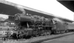 50 1169 vor einem Personenzug im Bahnhof München-Ost. Gut zu erkennen ist der Einsatz der Kohlennäßeinrichtung. (21.07.1962) <i>Foto: Ron Amberger</i>