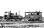 99 005 (pfälz. L 2) und 99 087 (pfälz. L 1) des pfälzischen meterspurigen Schmalspurbahnnetzes Ludwigshafen - Neustadt - Speyer in Neustadt an der Weinstraße. (1934) <i>Foto: DLA Darmstadt</i>