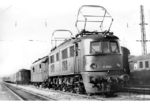Die Baureihe E 19 war mit einer Höchstgeschwindigkeit von 180 km/h zu ihrer Zeit die stärkste Einrahmenlokomotive der Welt. Hier setzt E 19 02 in Nürnberg vom Zug ab. (1939) <i>Foto: RVM</i>
