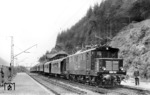 Der Aufsichtsbeamte des Bahnhofs Höllsteig wartet bereits auf die Fertigstellung der Aufnahme, damit E 244 31 vor P 1573 weiterfahren kann. (18.07.1937) <i>Foto: DLA Darmstadt</i>