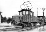E 69 04 entstand 1922 für die Localbahn Actiengesellschaft München (LAG) für den Einsatz auf der Strecke Murnau-Oberammergau durch Halbierung einer 4-achsigen Maschine bei Siemens. 1934 wurde sie erneut umgebaut, wobei sie ihr endgültiges Aussehen erhielt. (22.07.1951) <i>Foto: Carl Bellingrodt</i>