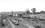 Die „Fliegenden Züge“ waren das Aushängeschild der Deutschen Reichsbahn. Am 15. Mai 1933 als „Fliegender Hamburger“ zwischen Berlin und Hamburg an den Start gegangen, wurdedas Diesel-Schnelltriebwagen-Netz von Berlin ausgehend bis 1939 ausgebaut und die wichtigsten deutschen Großstädte miteinander verknüpft, bevor der Zweite Weltkrieg dem weithin beachteten Verkehrssystem ein jähes Ende bereitete. Zum Einsatz gelangten unterschiedliche Schnelltriebwagen, unter anderem der dreiteilige SVT der Bauart „Köln“. Mit Erreichen des Dorfes Wommen unweit der hessisch-thüringischen Grenze hat hier der SVT 137 278 a/b/c auf seiner Fahrt als FDt 571 (Karlsruhe – Mannheim – Frankfurt/Main – Erfurt – Leipzig – BerlinAnhalter Bf) ziemlich genau die Hälfte der Reise hinter sich. (1938) <i>Foto: DLA Darmstadt</i>