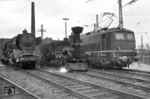 Die 1860 gebaute Lok Nr. 860 der Graz-Köflacher-Eisenbahn (GBK) fuhr 1962 anläßlich der deutschen Filmpremiere der bereits 1926 gedrehten Filmkomödie "Der General" von und mit Buster Keaton mit eigener Kraft von Graz bis Hamburg und wurde dort sogar von der Flutkatastrophe überrascht. Hier steht sie einvernehmlich neben den "Alt-Kölnern" 01 212 und E 10 142 im Bw Köln Betriebsbahnhof.  (02.1962) <i>Foto: Fischer</i>