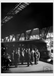 "Großer Bahnhof" für den ersten "Fliegenden Kölner" nach Berlin im Kölner Hauptbahnhof. Der Herr in der Bildmitte mit Hut, der zum Fotografen schaut, ist kein geringerer als der Generaldirektor der Deutschen Reichsbahn Julius Dorpmüller. (01.07.1935) <i>Foto: RVM</i>