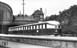 Die Schnelltriebwagenverbindung zwischen Hamburg und Berlin mit dem SVT 877 war die damals schnellste Zugverbindung der Welt, hier die Ausfahrt des Zuges aus Hamburg Hbf. (1933) <i>Foto: Walter Hollnagel</i>