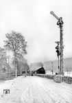 Eine unbekannte 56.20 eilt am Sylvestertag des Jahres 1939 durch den verschneiten Bahnhof Friedrichsruh auf der Fahrt von Hamburg nach Büchen.  (31.12.1939) <i>Foto: Walter Hollnagel</i>