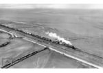 Eine unbekannte 50er überquert mit einem Güterzug den noch eingleisigen Hindenburgdamm zwischen Niebüll und Sylt. (04.1961) <i>Foto: Slg. W. Hollnagel</i>