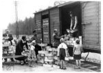 Verladen von Blaubeeren in den gedeckten Güterwagen Nr. 19563 "Hannover" im Bahnhof Ilnau an der Strecke Oppeln Hbf - Kreuzburg (Oberschlesien). (1937) <i>Foto: RVM</i>