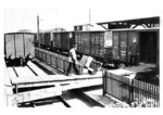 Ein Güterbodenarbeiter bringt eine Dürkopp-Nahmaschine zum Versand in den gedeckten Güterwagen Nr. 38829 "Hannover". (1932) <i>Foto: RVM</i>
