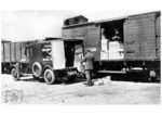 Umladen von Luftfrachtgütern von der Reichsbahn in einen Lufthansa Speditionswagen. (1934) <i>Foto: RVM</i>
