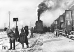 57 1896 war vom Bw Oebisfelde in den Osten gekommen, und wartet im Bahnhof Minsk bei Eiseskälte auf Weiterfahrt, für die einhemische Hilfskräfte die Spurrillen freihacken müssen. (1942) <i>Foto: RVM (Bandelow)</i>
