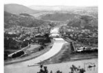 Einmündung der Lahn in den Rhein bei Lahnstein. Über die erste Brücke in der Bildmitte verläuft die rechte Rheinstrecke Oberlahnstein - Wiesbaden, rechts am Hang ist die Trasse der Lahntalbahn von Niederlahnstein nach Limburg zu erkennen. (1934) <i>Foto: RVM</i>