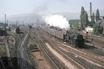 65 1010 verlässt mit einem Personenzug nach Arnstadt den Bahnhof Saalfeld/Saale. (23.05.1977) <i>Foto: Colin Brack</i>