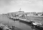 Die Eisenbahnbrücke zwischen Duisburg-Rheinhausen und Duisburg-Hochfeld wurde noch am 4. März 1945 von deutschen Truppen gesprengt. Der Wiederaufbau begann im Juli 1945, für den Verkehr wurde sie am 01.10.1949 freigegeben und ist bis heute in Betrieb. (1948) <i>Foto: RBD Köln</i>