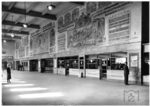 Die aufwendig mit Motiven des Düsseldorfer Hafens von W.Putfarken gestaltete Schalterhalle des Düsseldorfer Hauptbahnhofs.  (1936) <i>Foto: RVM (Eckler)</i>