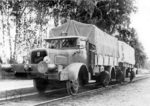 Zwei Henschel Schienen-Lkw des Nationalsozialistischen Kraftfahrkorps (NSKK). Dem NSKK war zunächst für die Verkehrserziehung der Kraftfahrer und Jugend im 3. Reich zuständig. Im Zweiten Weltkrieg wurde sie in den Einsatzgebieten der Wehrmacht hinter der Front als Nachschub- und Versorgungseinheit eingesetzt.  (1942) <i>Foto: RVM</i>