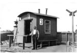 Stolz präsentiert sich der Vertragsschrankenwärter der Deutschen Reichsbahn vor seinem eher bescheidenen Schrankenwärterhaus. (1937) <i>Foto: RVM</i>