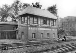 Das Fahrdienstleiter-Stellwerk "Mf" auf der rheinischen Strecke im Bahnhof Mirke in Wuppertal-Elberfeld. (25.06.1953) <i>Foto: BD Wuppertal</i>