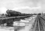 Eine polnische Ty 23 überquert eine behelfsmäßig wiederhergestellte Warthebrücke. (1940) <i>Foto: RVM</i>