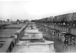 Zugbegegnung an einer unbekannten Warthebrücke zwischen einer deutschen 57.10 (rechts) und einer polnischen Ty 23. (1940) <i>Foto: RVM</i>