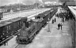 Der Bahnhof Bregenz mit einem Personenzug nach Wien zur Zeit der österreichisch-ungarischen Monarchie. Aufgenommen wurde das Bild vom Fußgängersteg neben dem (alten) Bahnhofsgebäude, welcher die Innenstadt mit der Bodensee-Uferpromenade verband. Im Hintergrund links sind die Gütergleise zum Trajekt zu erkennen. Das grosse Gebäude im Hintergrund ist die Bregenzer Heeereskaserne.  (1902) <i>Foto: RVM-Archiv</i>