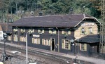 Das Empfangsgebäude von Hirschsprung an der Höllentalbahn zwischen Freiburg und Titisee. Im Gegensatz zu der heute bedeutungslosen Station, rühte die damals auffällige Größe der Gleisanlagen von seiner einstigen Bedeutung als Vorspannstation des vormaligen Zahnradabschnittes in Richtung Posthalde her. (07.08.1979) <i>Foto: Peter Schiffer</i>