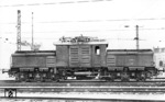 Nachdem in den 1920er Jahren der Großraum München vollständig elektrifiziert worden war, verbleiben einige Gleisanschlüsse ohne Fahrleitung. Um dennoch auf den Dampfbetrieb verzichten zu können, entwickelten die Firmen Maffei/SSW eine Rangierlok für die Reichsbahn, die ihre Antriebsenergie entweder aus der Oberleitung oder auf den nicht elektrifizierten Streckenteilen aus eingebauten Akkumulatorenbatterien bezog.  (19.07.1935) <i>Foto: Carl Bellingrodt</i>