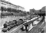 Bis auf den letzten Meter wurde die Bahnsteiglänge in Hamburg Hbf ausgenutzt für den von 38 1850 (Bw Altona) bespannten KDF-Sonderzug. (1935) <i>Foto: Walter Hollnagel</i>