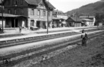 Das Empfangsgebäude des Bahnhofs Künzelsau auf der Kochertalbahn. (1954) <i>Foto: Slg. Eisenbahnstiftung</i>