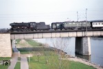 023 067 begegnet vor N 5882 einer unbekannten 141 auf der Mainbrücke in Würzburg-Heidingsfeld. (23.04.1975) <i>Foto: Peter Schiffer</i>