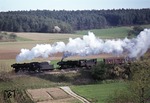 023 039 + 050 219 befördern den als "Fischzug" bekannten Schnellgüterzug Sg 51347 bei Boxberg-Wolchingen. (25.04.1975) <i>Foto: Peter Schiffer</i>