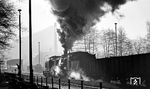 DR 110 611 und 58 1207 entschwinden mit ihrem Güterzug nach Schwarzenberg in Lauter/Sa.  (02.1976) <i>Foto: Burkhard Wollny</i>