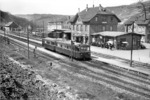 Ein VT 95 mit Beiwagen wartet abfahrbereit im Bahnhof Künzelsau auf der Kochertalbahn. (03.1954) <i>Foto: Slg. Eisenbahnstiftung</i>