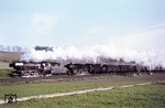 023 023 + 051 650 befördern Sg 51347 "Fischzug" durch die Weinberge bei Sachsenflur. (22.04.1975) <i>Foto: Peter Schiffer</i>