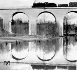 Eine preußische G 10 überquert mit einem Güterzug auf der Fahrt von Goldap nach Tollmingkehmen das frisch renovierte Viadukt über das Tal der Rominte bei Makunischken (ab August 1938 Hohenwaldeck) in der Rominter Heide. Das Viadukt wurde in den Jahren 1936/37 aufwendig saniert, wobei sich das Aussehen durch Wegfall der oberen Gewölbebögen zwischen den Pfeilern grundlegend geändert hatte. Die Brücke ist erhalten geblieben und heute eine Sehenswürdigkeit im Gebiet Kaliningrad.  (04.1937) <i>Foto: RVM</i>